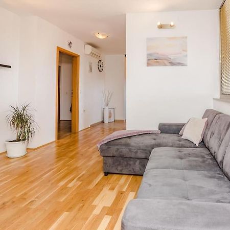Apartment Roko - Up To 4 People With Free Parking Zadar Ngoại thất bức ảnh