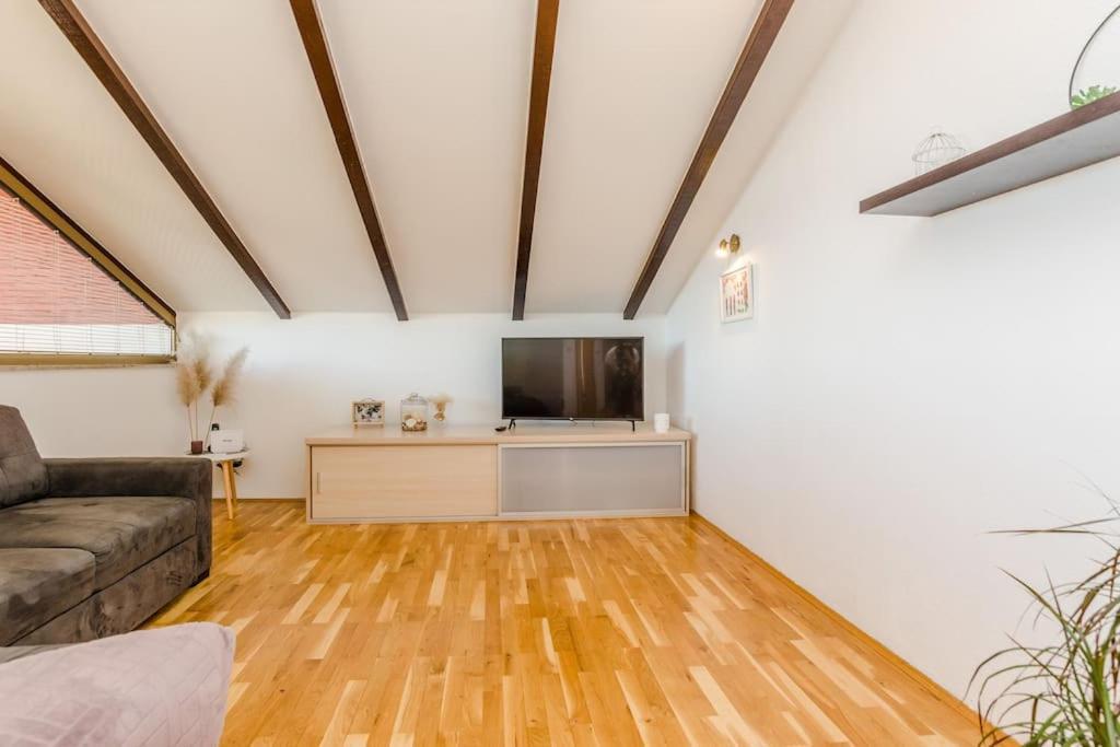Apartment Roko - Up To 4 People With Free Parking Zadar Ngoại thất bức ảnh