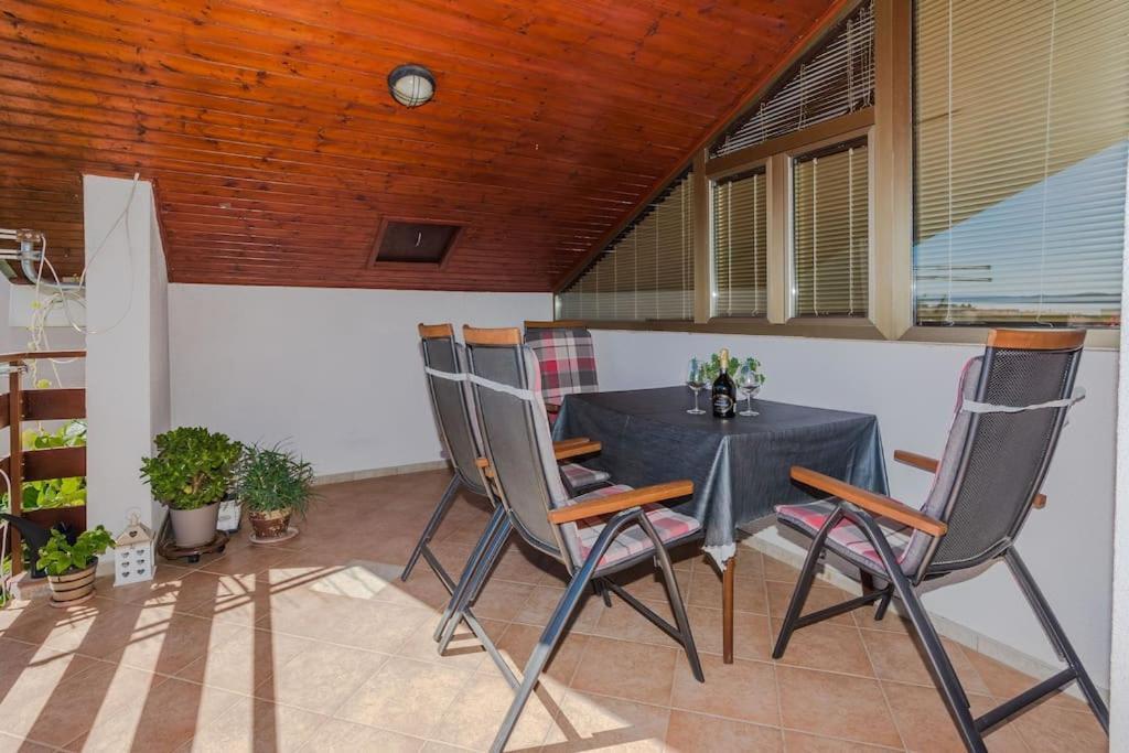 Apartment Roko - Up To 4 People With Free Parking Zadar Ngoại thất bức ảnh