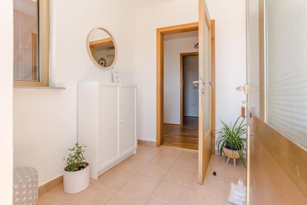 Apartment Roko - Up To 4 People With Free Parking Zadar Ngoại thất bức ảnh