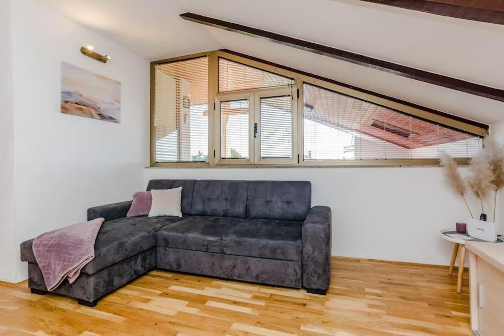 Apartment Roko - Up To 4 People With Free Parking Zadar Ngoại thất bức ảnh