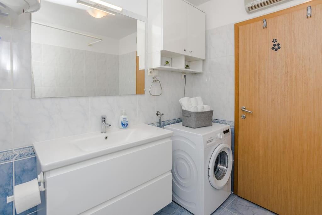 Apartment Roko - Up To 4 People With Free Parking Zadar Ngoại thất bức ảnh
