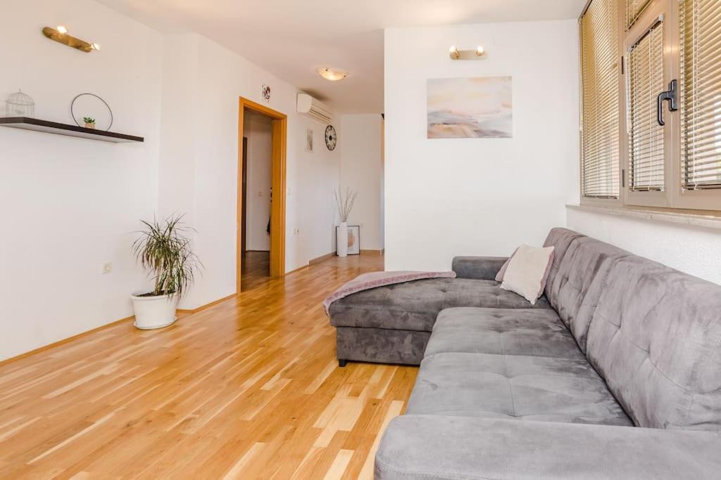 Apartment Roko - Up To 4 People With Free Parking Zadar Ngoại thất bức ảnh