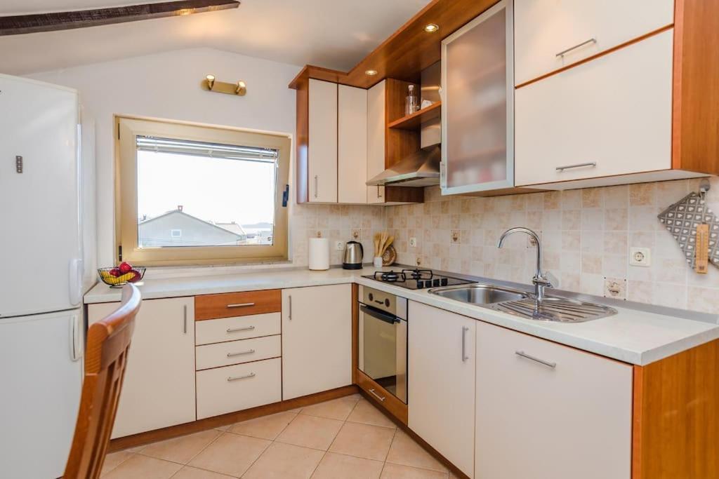 Apartment Roko - Up To 4 People With Free Parking Zadar Ngoại thất bức ảnh